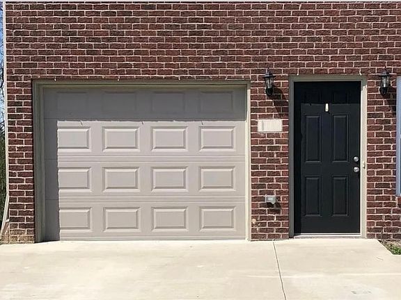 2nd image of 820 Melanie Ln