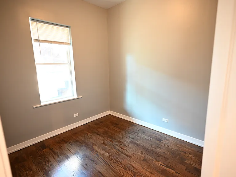 2750 W Cermak Rd #2R — Photo 3