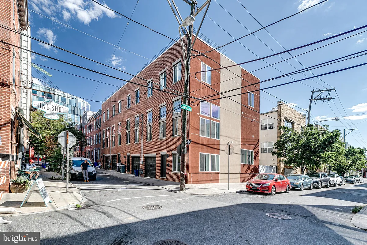 Building Photo - 228 W George St #212