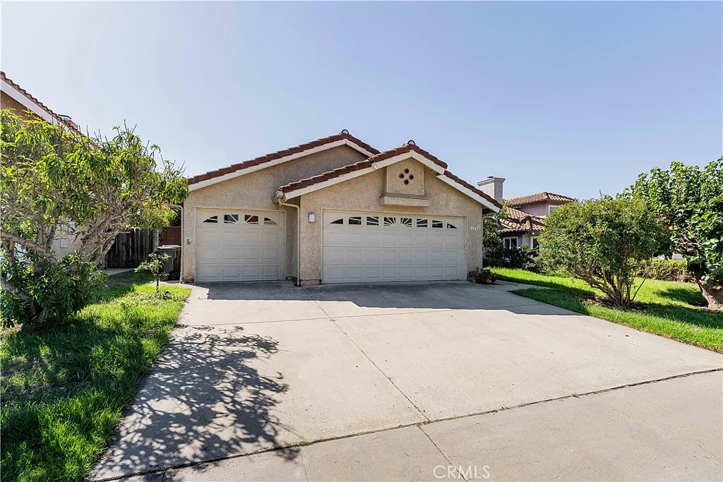 4 bed, 2.5 bath, 2332 sqft, $4,650 — Photo 1