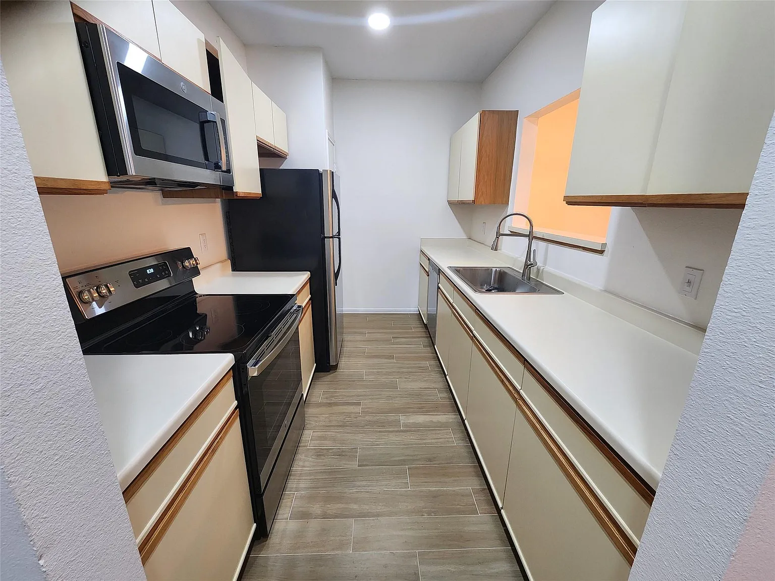 2 bed, 2.5 bath, 1600 sqft, $1,875 — Photo 3