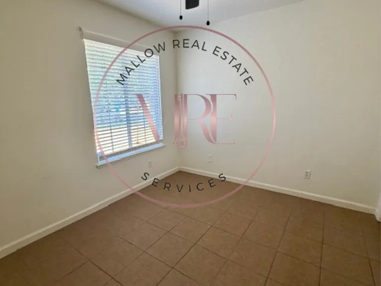 1700 Brookglen Dr — Photo 6