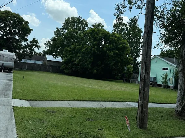 1444 Pressburg St, New Orleans, LA 70122