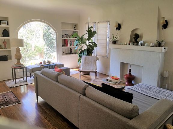 This is actually the downstairs unit that shows how it can be furnished. The upstairs unit is identical.