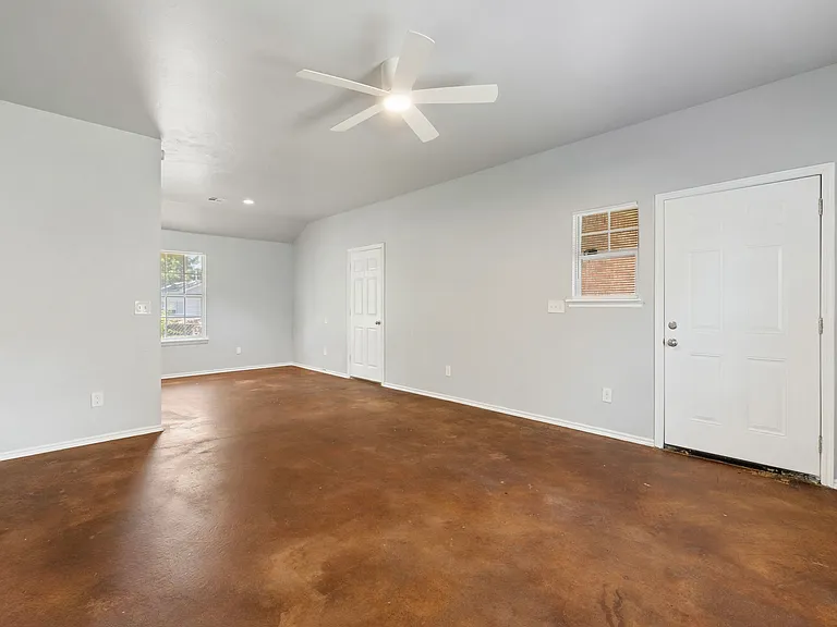 118 S L Ave — Photo 2