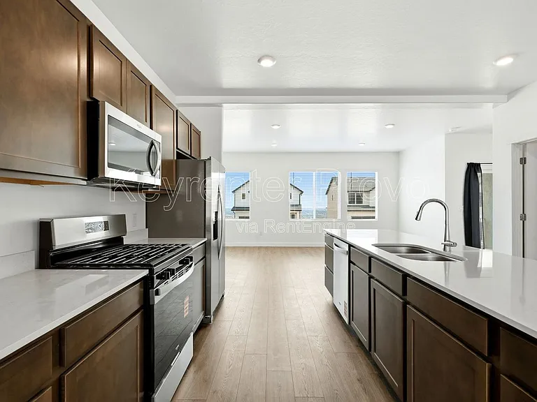 371 E Levengrove Dr — Photo 10