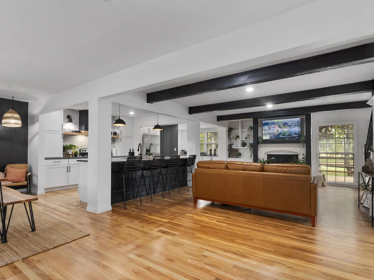 4 bed, 2500 sqft, $6,000 — Photo 2