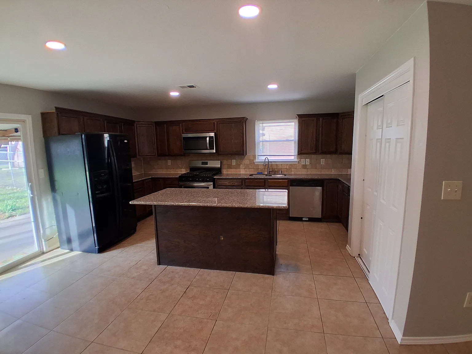 3 bed, 1216 sqft, $1,845 — Photo 4