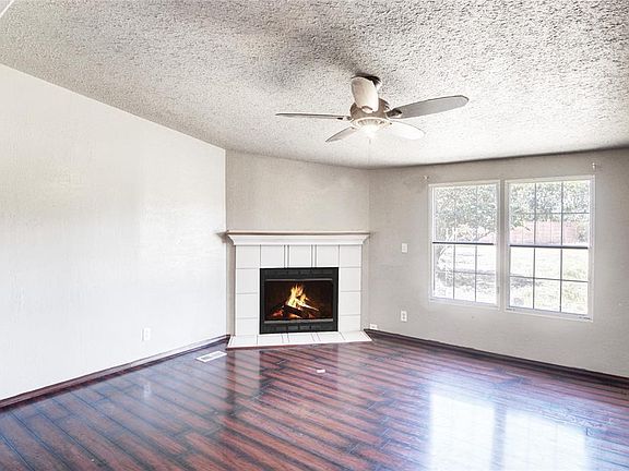 WOOD-BURNING FIREPLACE