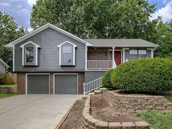 1128 NE Country Ln, Lees Summit, MO 64086