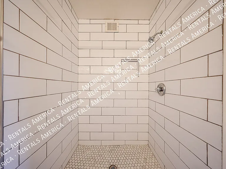 2842 E Irwin Ave — Photo 18