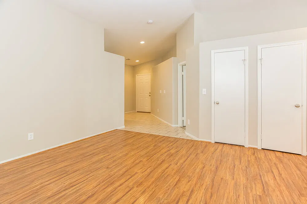 3 bed, 2.0 bath, 1374 sqft, $2,800 — Photo 3