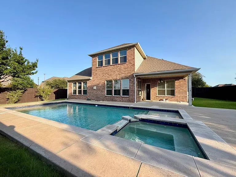 226 Boxwood Ln — Photo 3