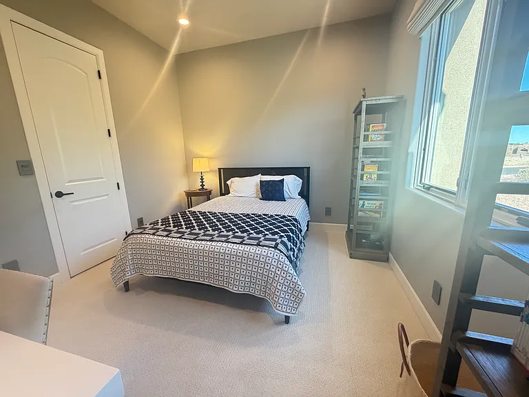 Bedroom w/ queen sized bed