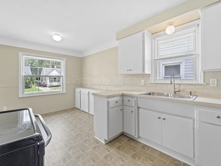 2121 Euclid St — Photo 3