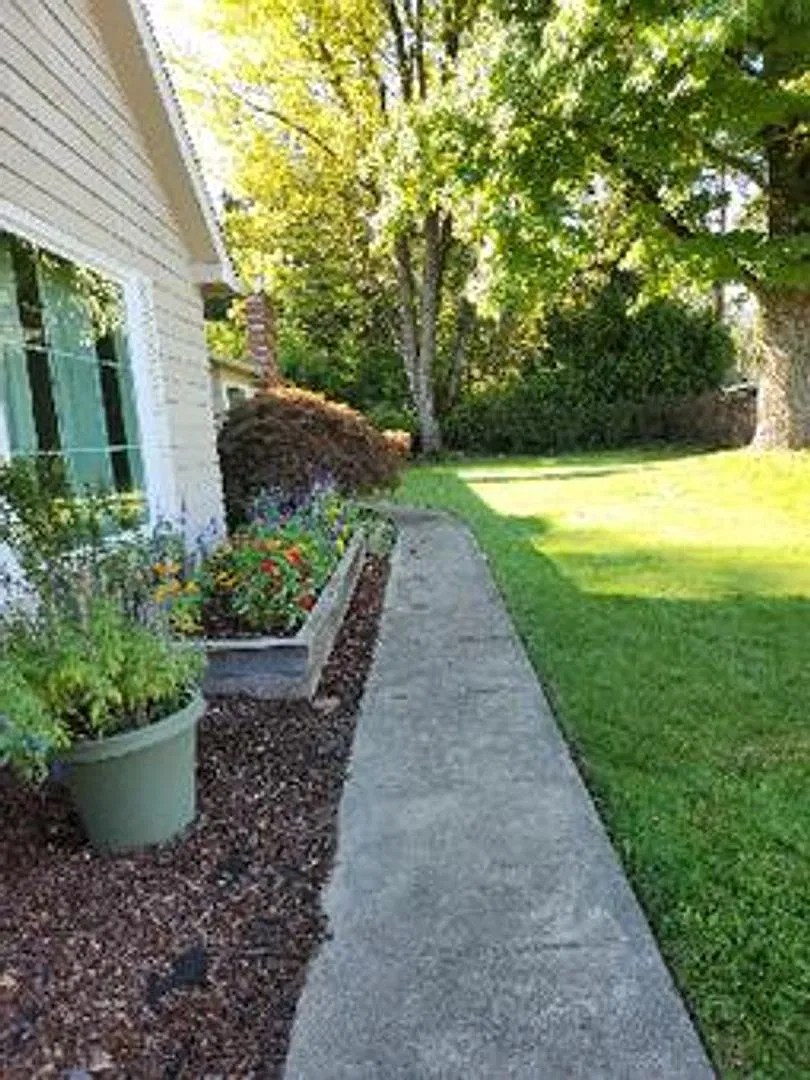 Charming 3 Bedroom, 2 Bathroom Home in Southwest Medford — Photo 3