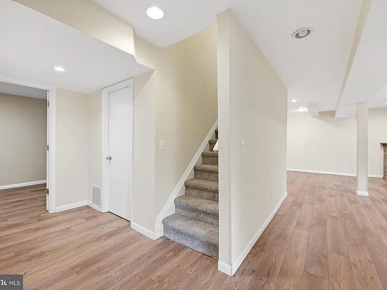 8811 Burbank Rd — Photo 34