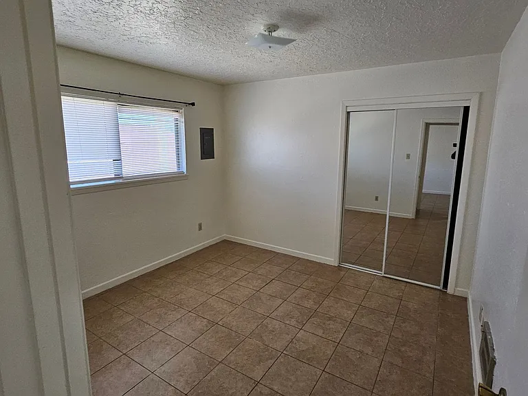 1400 S Ave E — Photo 5