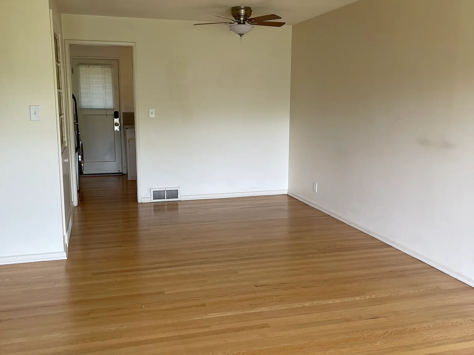 2 bed, 760 sqft, $2,300 — Photo 4