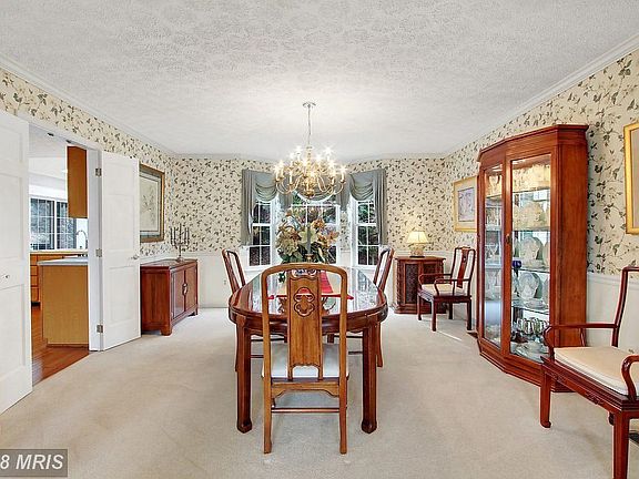 Dining Room w/double doors to kitchen