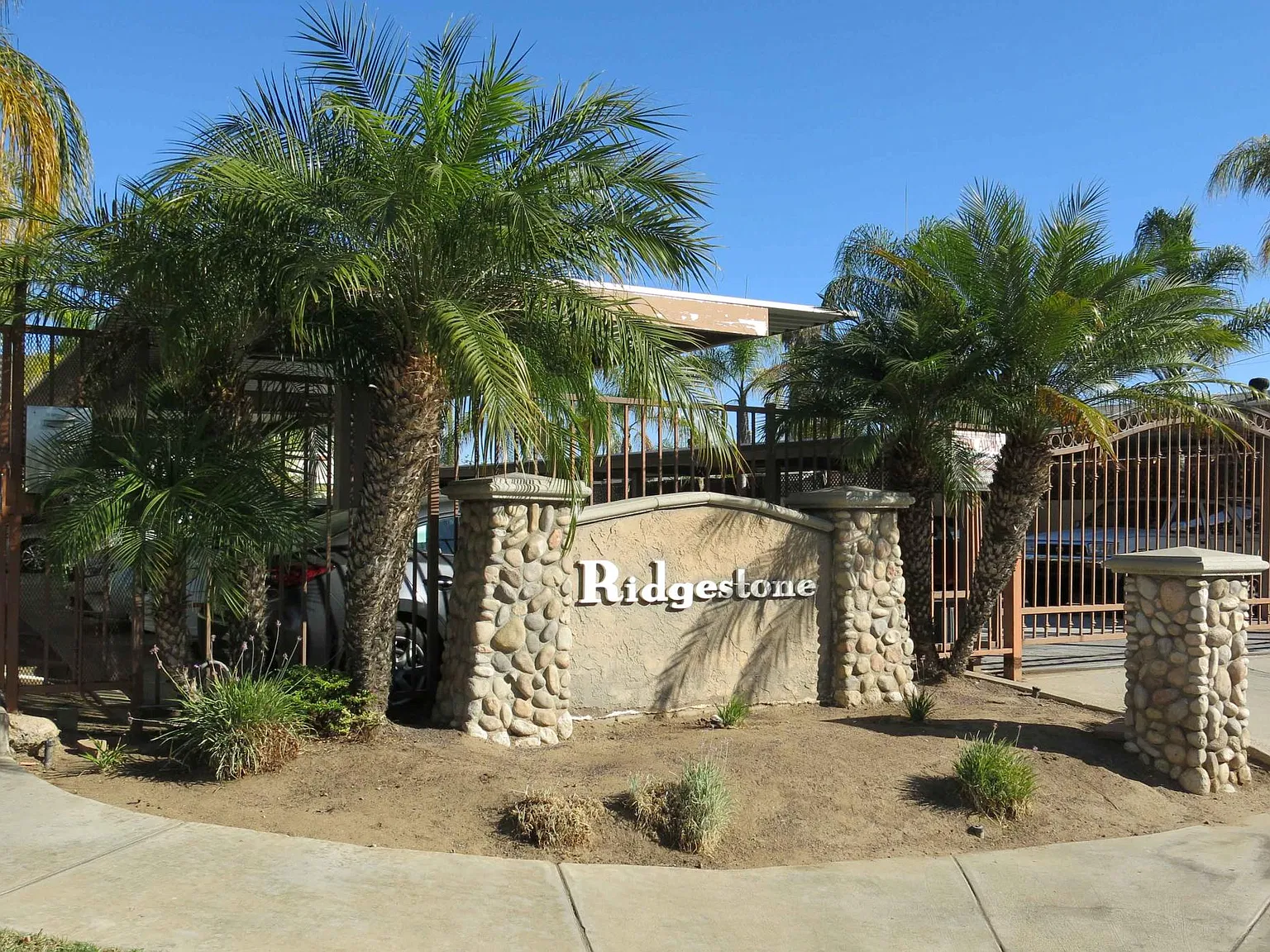 2 bed, 735 sqft, $2,400 — Photo 2