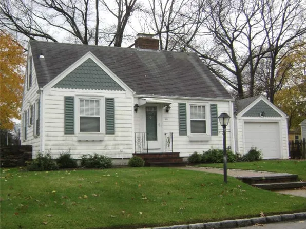 44 Woodstock Dr, Warwick, RI 02889