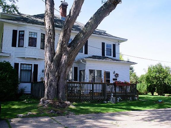 3rd image of 405 Clermont St