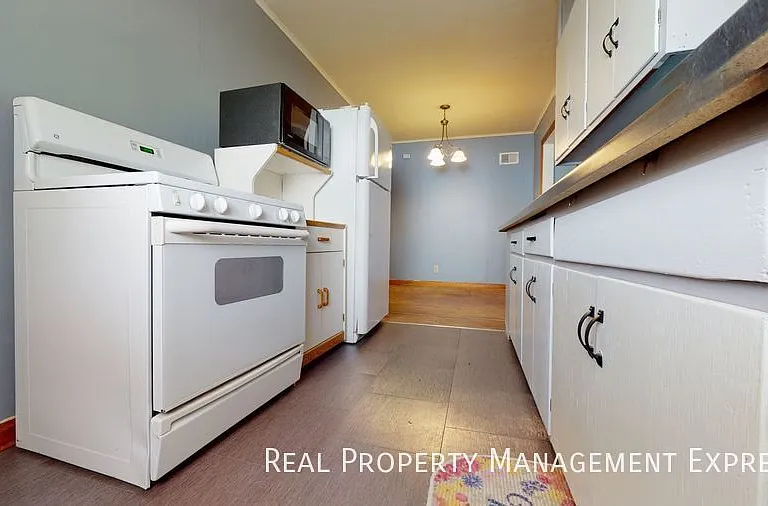 1301 W 13th St — Photo 8