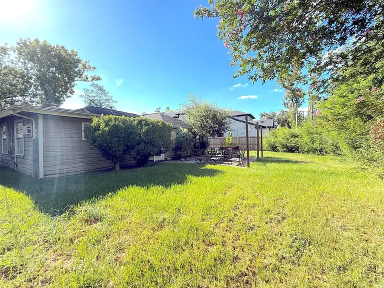 1434 Glourie Dr — Photo 11