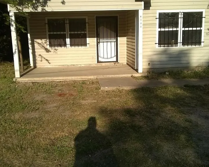 1049 Winston Rd — Photo 1