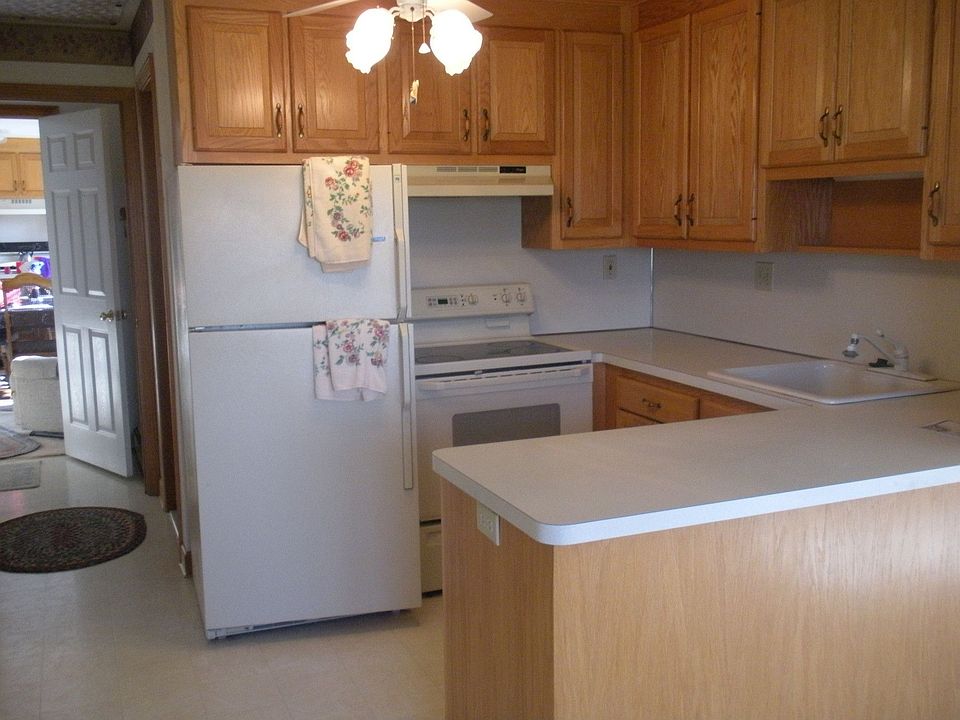 apt kitchen w/walk-thru to home
