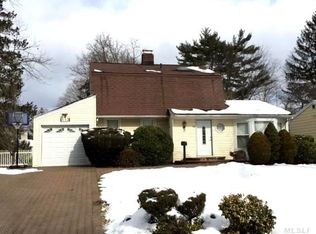 113 Princeton St, Roslyn Heights, NY 11577