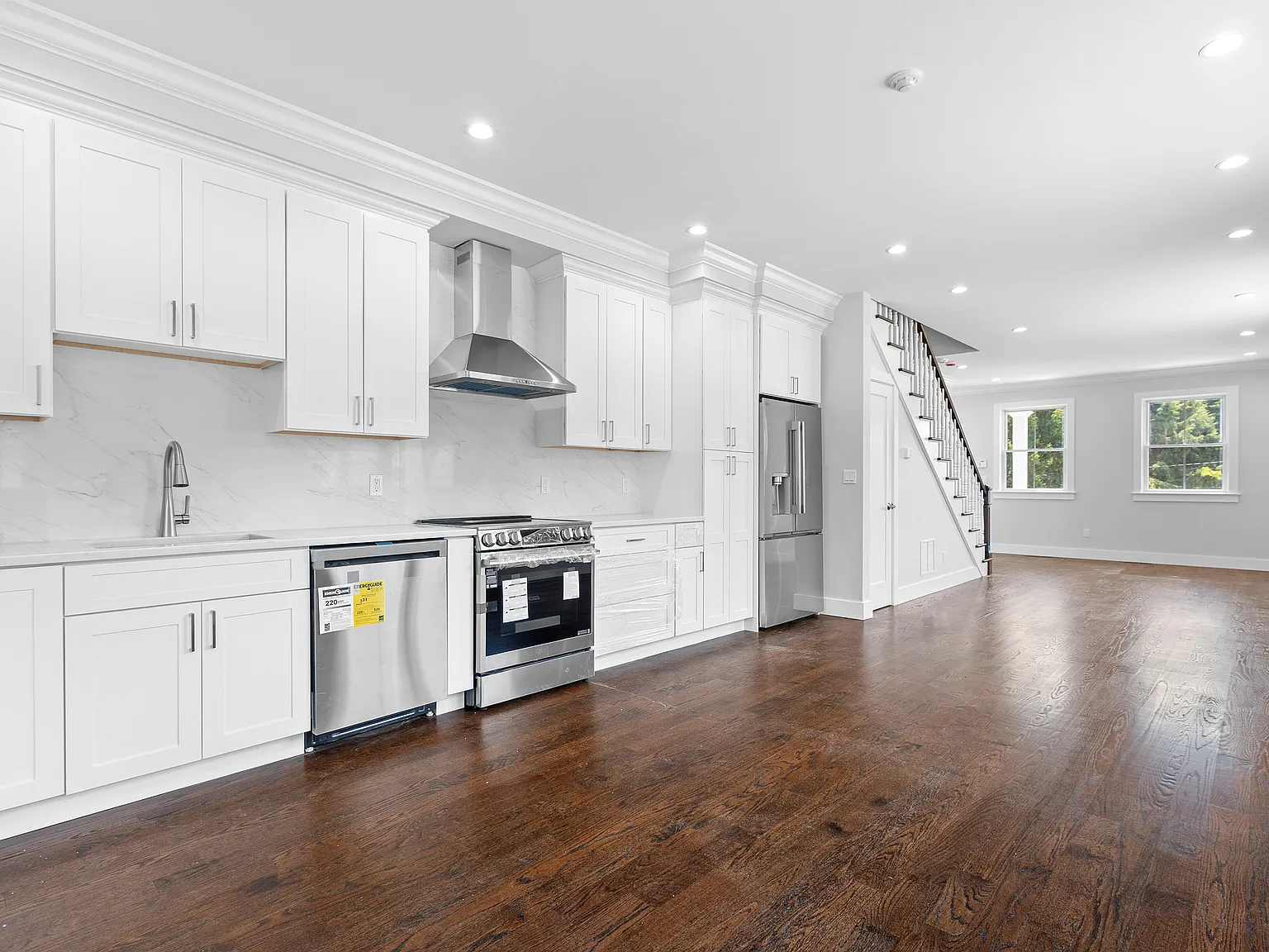 3 bed, 2.5 bath, 1900 sqft, $5,200 — Photo 4
