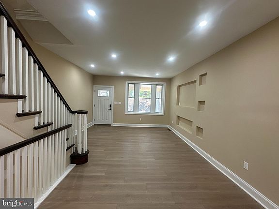 4th image of 445 W Roosevelt Blvd