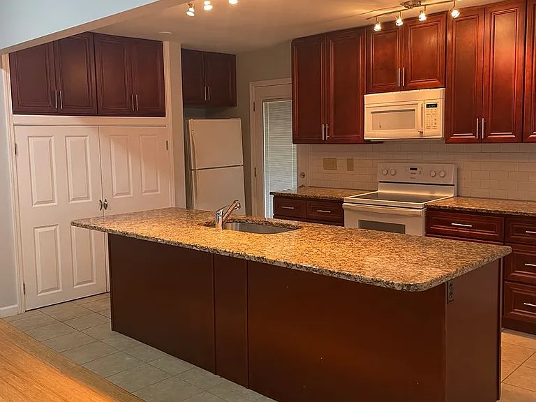 8006 Briardale Dr — Photo 4