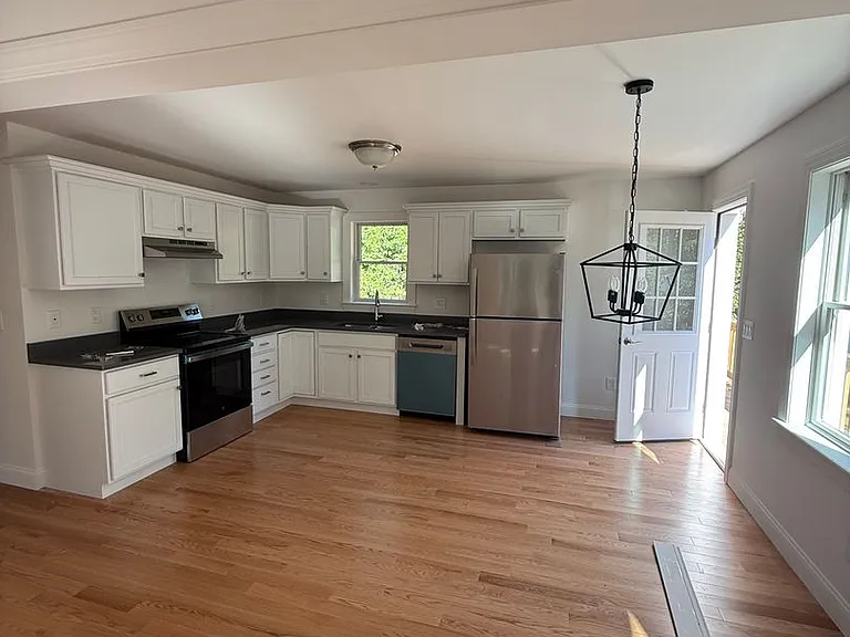326 Oakland Rd — Photo 3