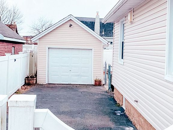 4th image of 1076 Cornwell Ave