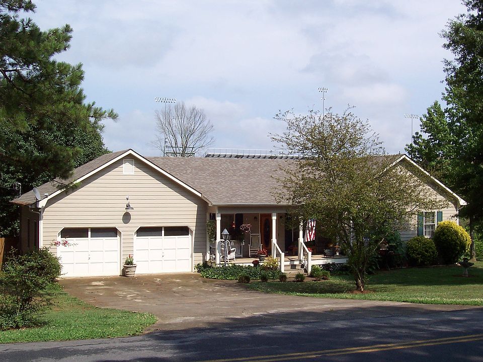 Great home in beautiful Adairsville priced to sell!