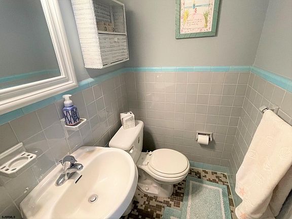 4th image of 15 N Pelham Ave