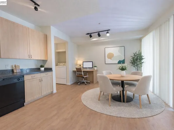 1121 40th St APT 3202, Emeryville, CA 94608