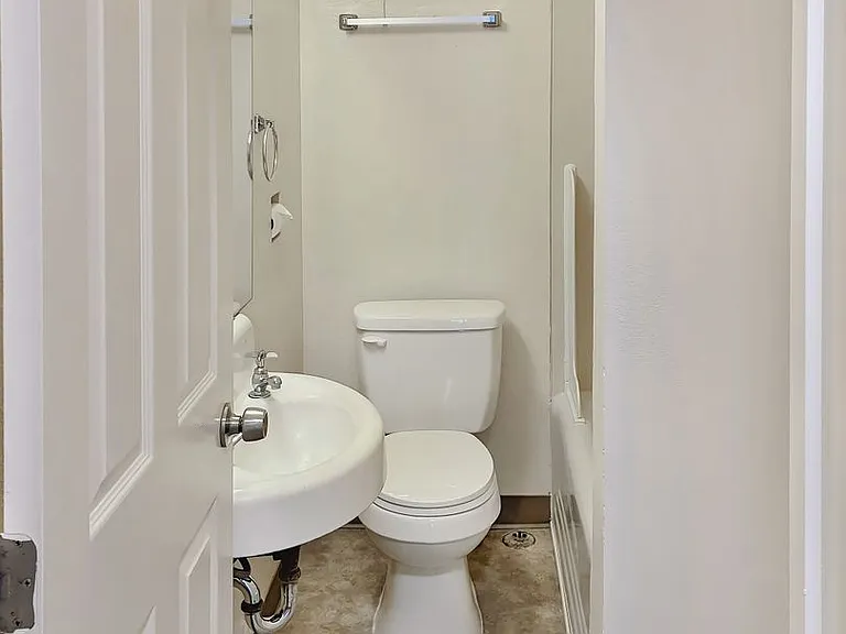 Town Manor Apartments — Photo 15