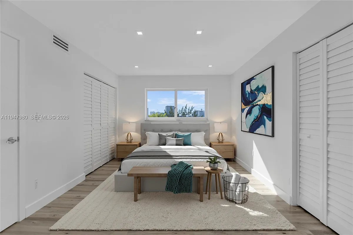 Building Photo - 7925 Carlyle Ave #402