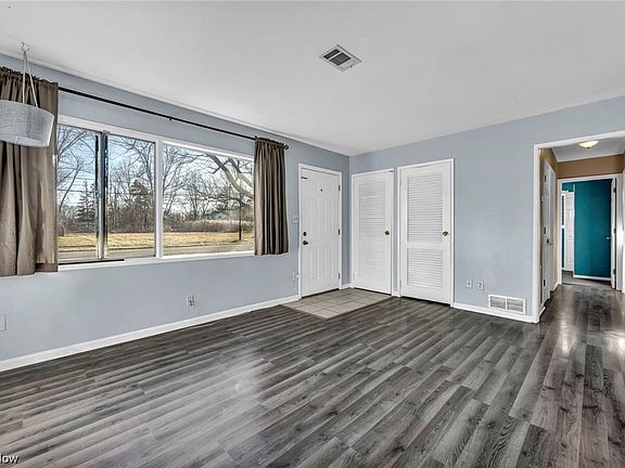 5th image of 518 Stanford Ave