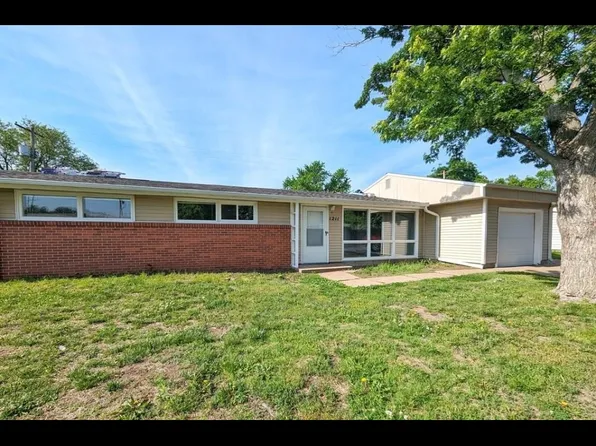 1211 Crescent Dr, Salina, KS 67401
