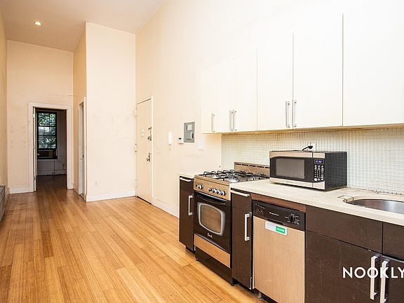 2nd image of 142 Wilson Ave APT 3L