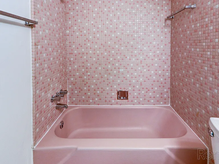 Georgetown Manor — Photo 22
