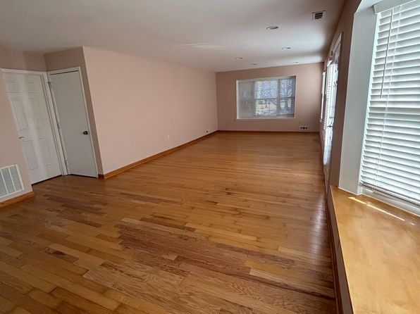 76 Honey Locust Ln, Newtown, PA 18940
