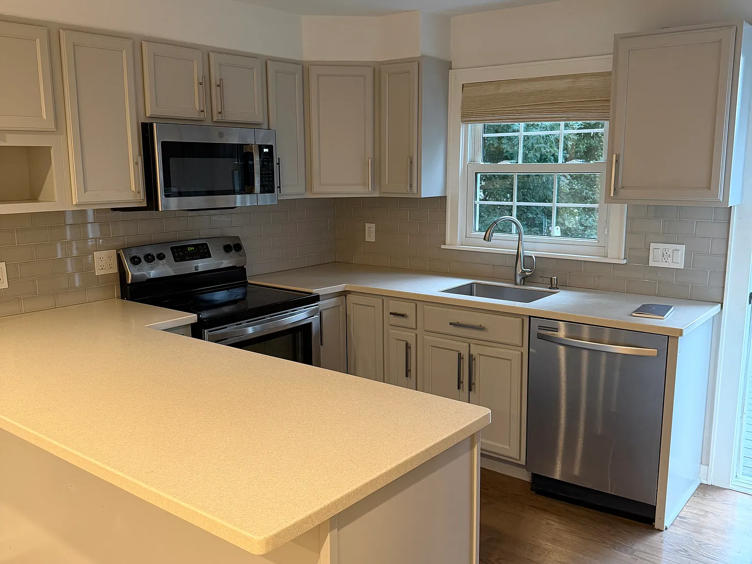 2 bed, 1050 sqft, $3,400 — Photo 3