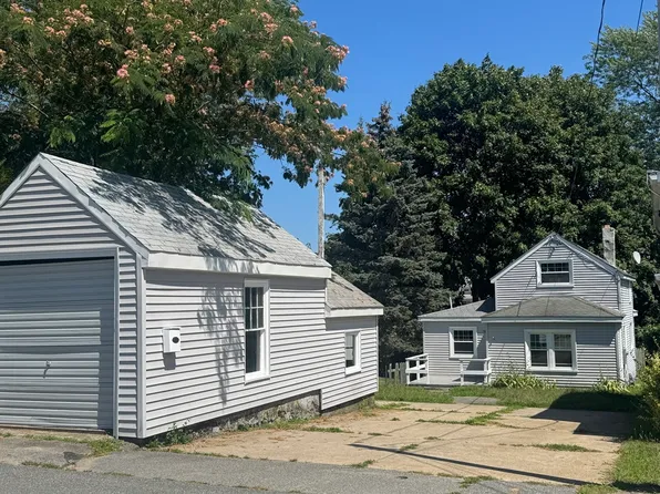 40 Clancy St, Swansea, MA 02777