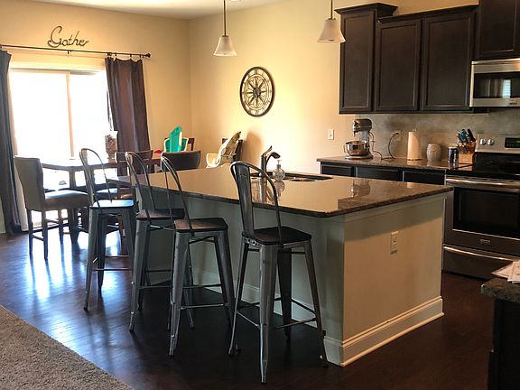 Kitchen w/ eat-in 